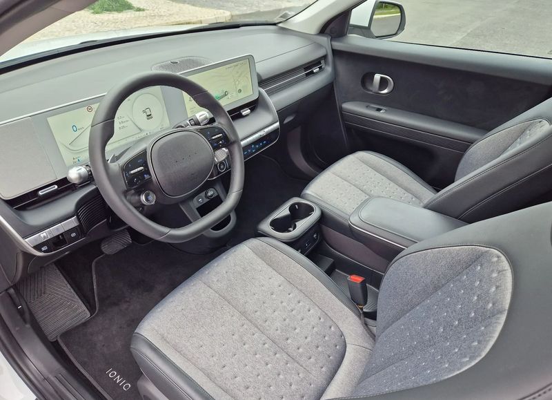 Hyundai Ioniq Electric • 2022 • 21,000 km 10