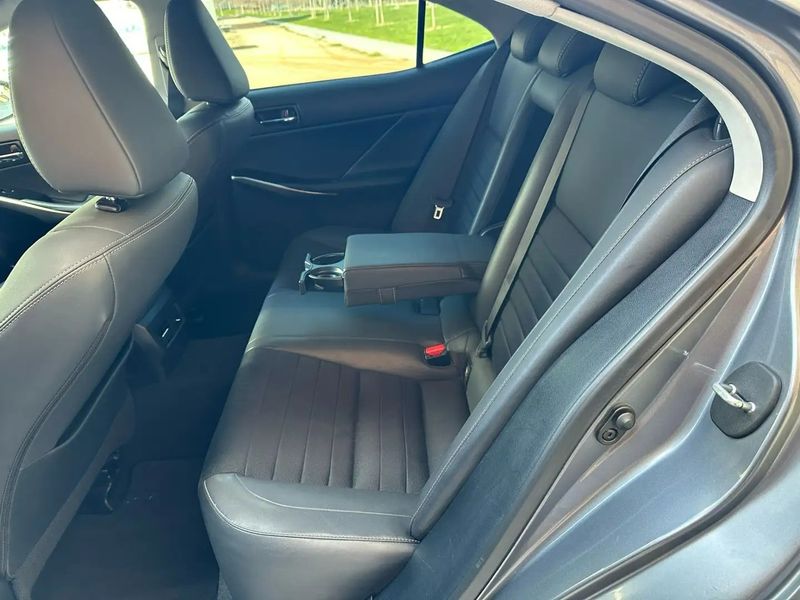 Lexus IS • 2015 • 139,000 km 8