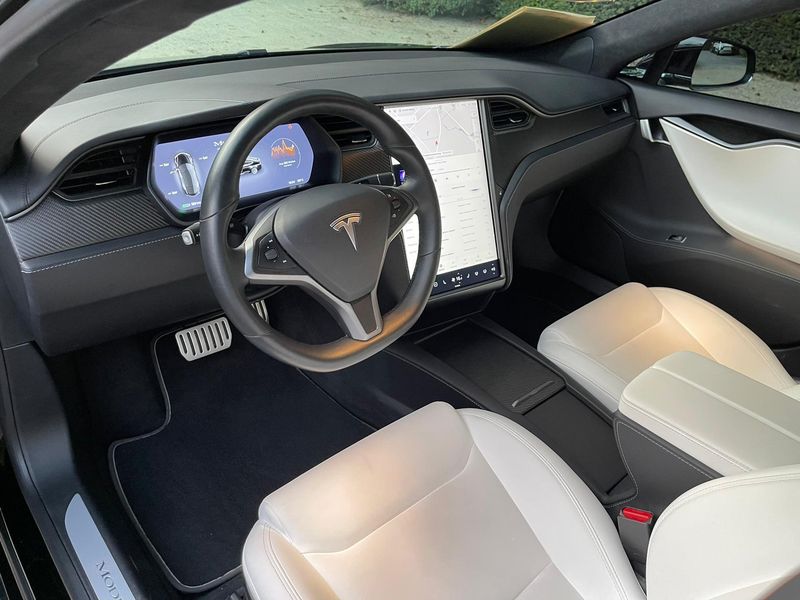 Tesla Model S • 2020 • 57,000 km 9