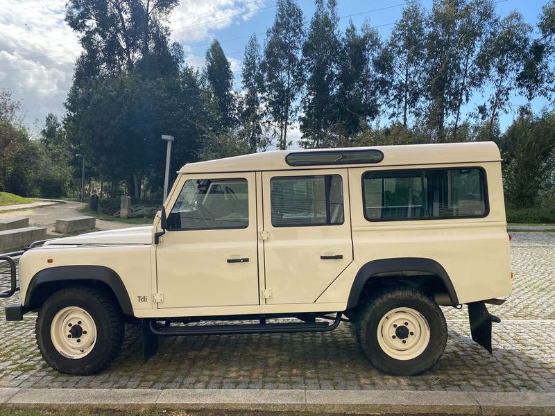 Land Rover Defender • 2000 • 241,000 km 2