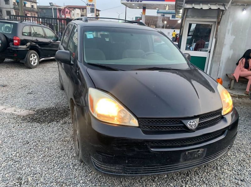 Toyota Sienna • 2005 • 106,354 km 6