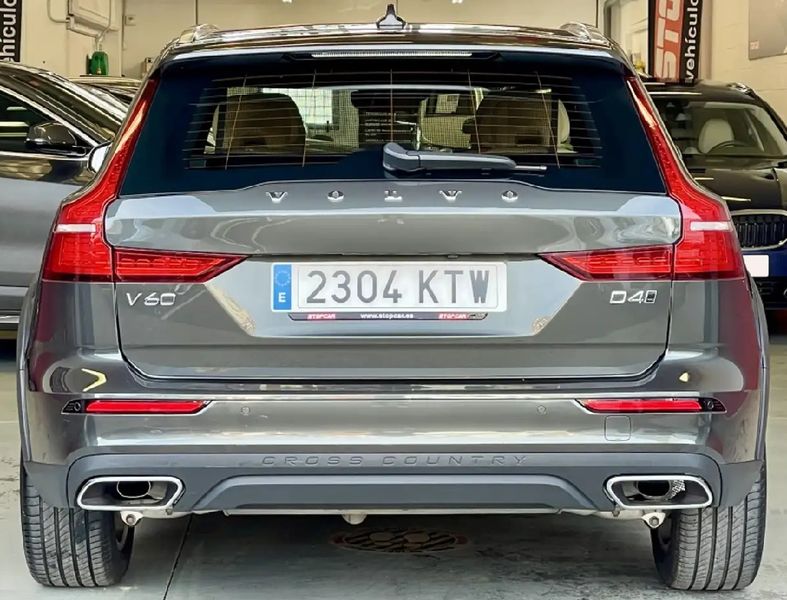Volvo V60 • 2019 • 92,000 km 3