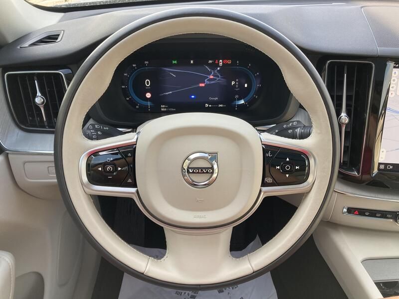 Volvo XC60 • 2024 • 12,819 km 12
