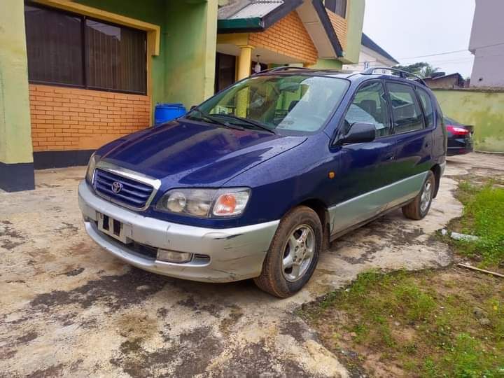 Toyota Picnic • 1999 • 125,000 km 2
