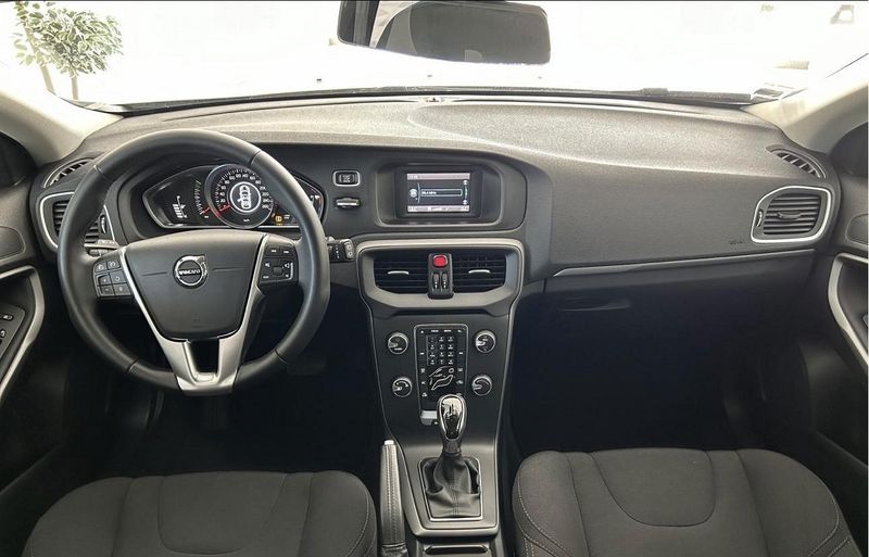 Volvo V40 • 2018 • 110,000 km 3