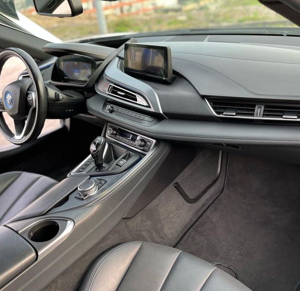 BMW i8 • 2022 • 27,000 km 4