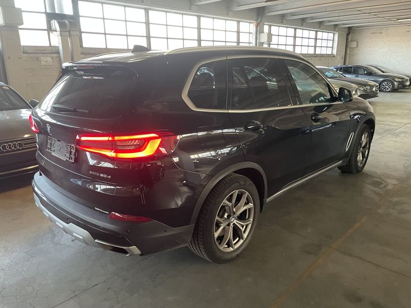BMW X5 • 2019 • 122,000 km 2