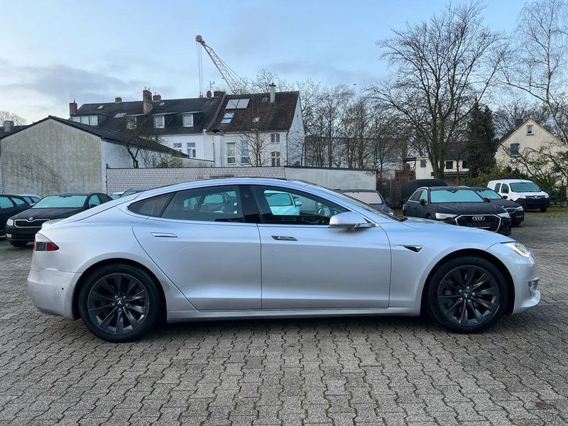 Tesla Model S • 2018 • 90,000 km 4