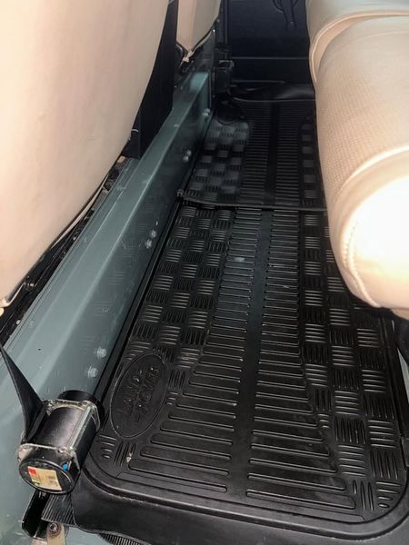 Land Rover Defender • 2000 • 236,725 km 3