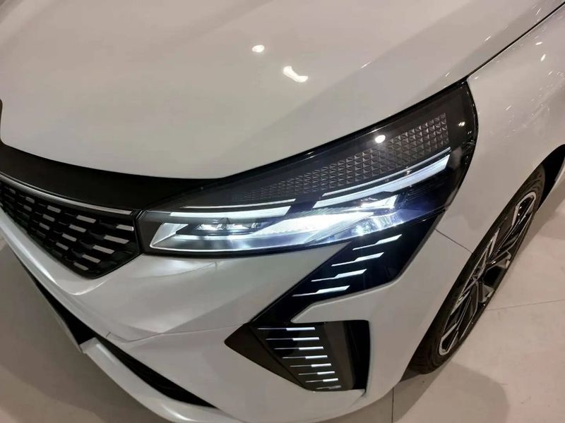 Renault Clio • 2024 • 11,000 km 4