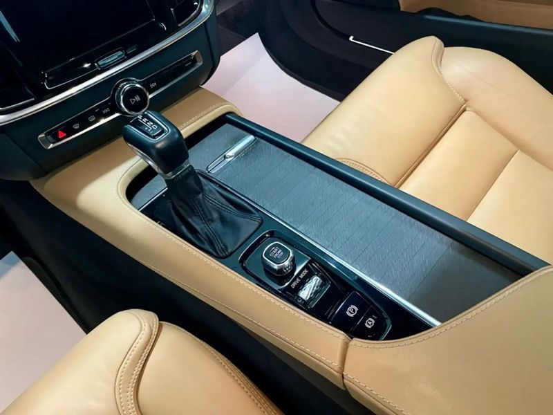 Volvo V90 • 2020 • 85,000 km 12