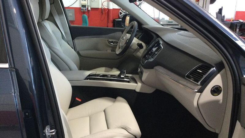 Volvo XC90 • 2023 • 12,000 km 10