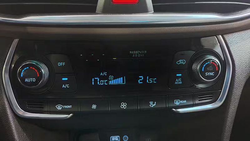Hyundai Santa Fe • 2019 • 70,118 km 13