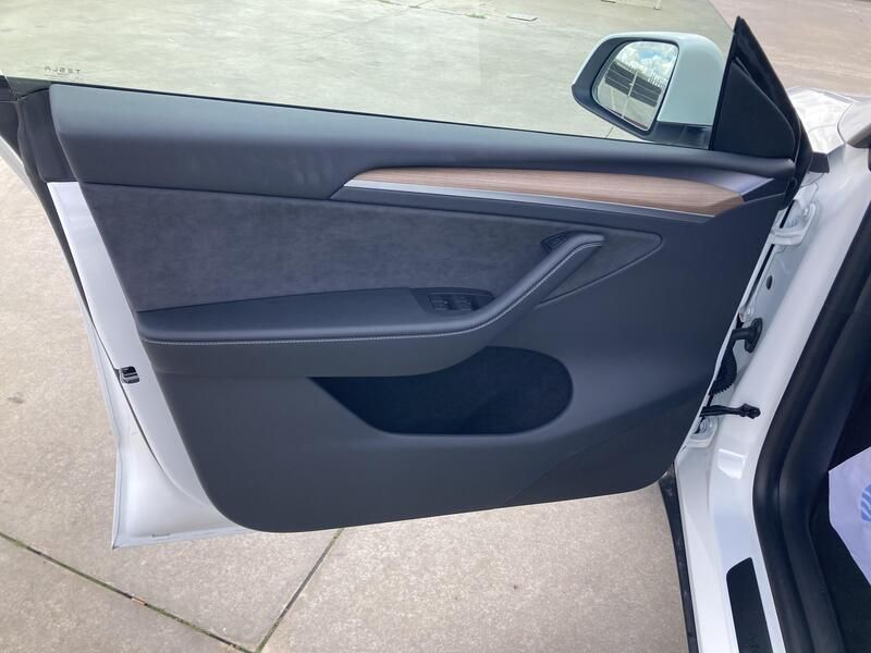 Tesla Model Y • 2024 • 2,458 km 20