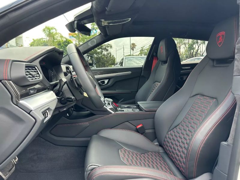 Lamborghini Urus • 2024 • 25,000 km 5