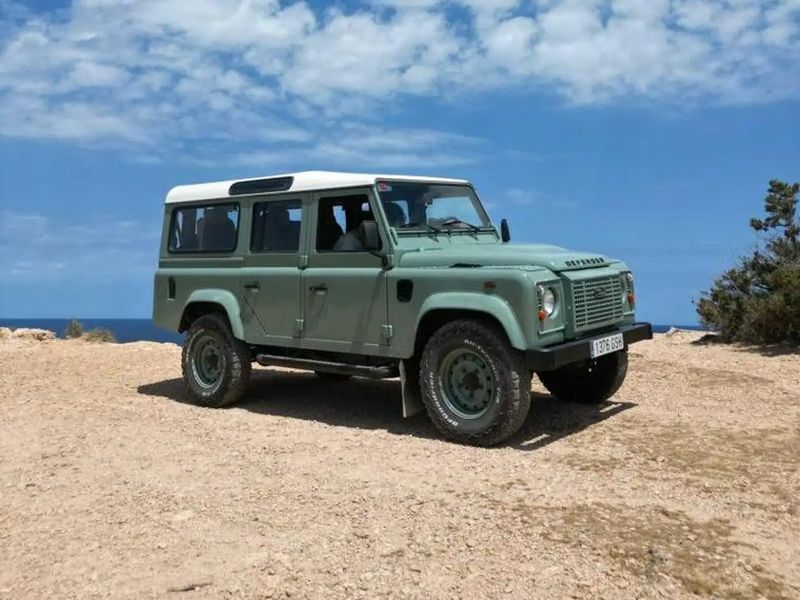 Land Rover Defender • 2009 • 130,000 km 1