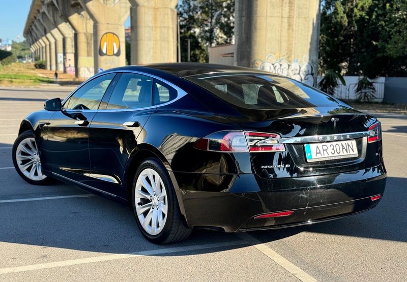 Tesla Model S • 2017 • 130,000 km 4