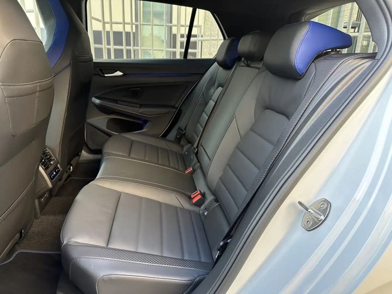 Volkswagen Golf • 2024 • 8,900 km 3