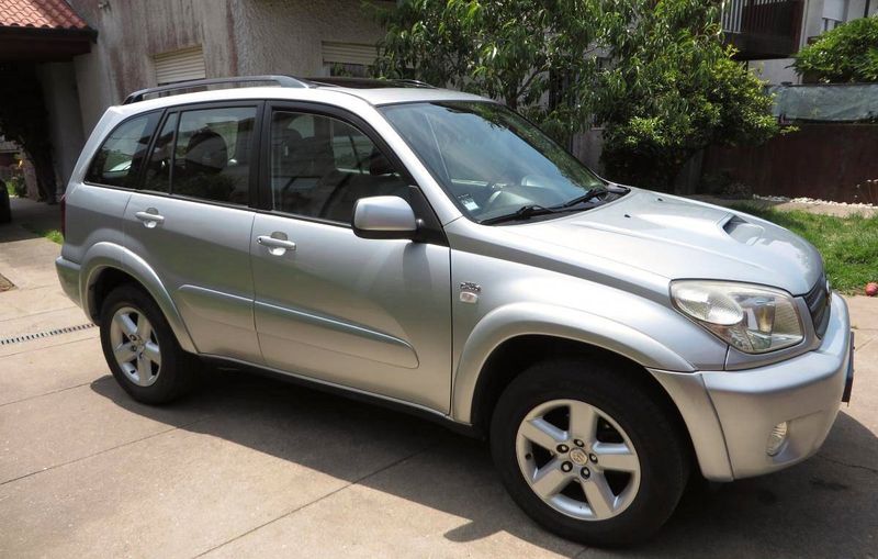 Toyota RAV4 • 2004 • 205,000 km 2