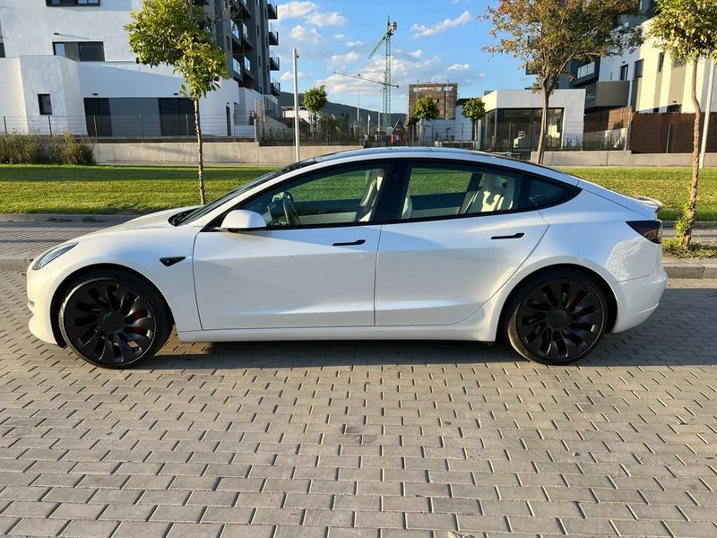 Tesla Model 3 • 2021 • 71,000 km 1