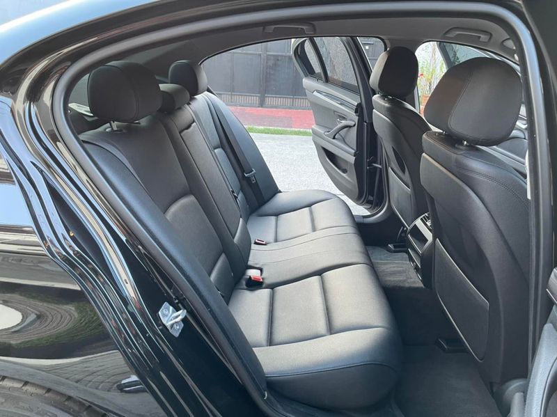 BMW 520D • 2015 • 53 km 7