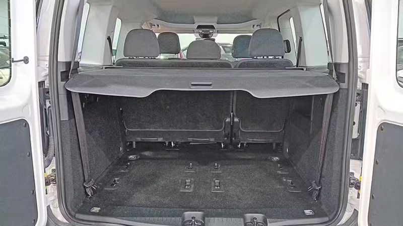 Volkswagen Caddy • 2022 • 25,160 km 11