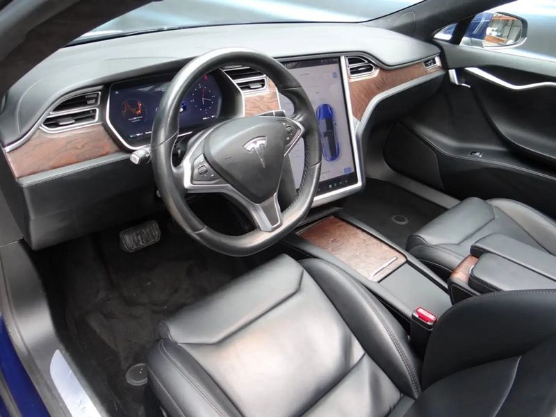 Tesla Model S • 2018 • 161,000 km 10
