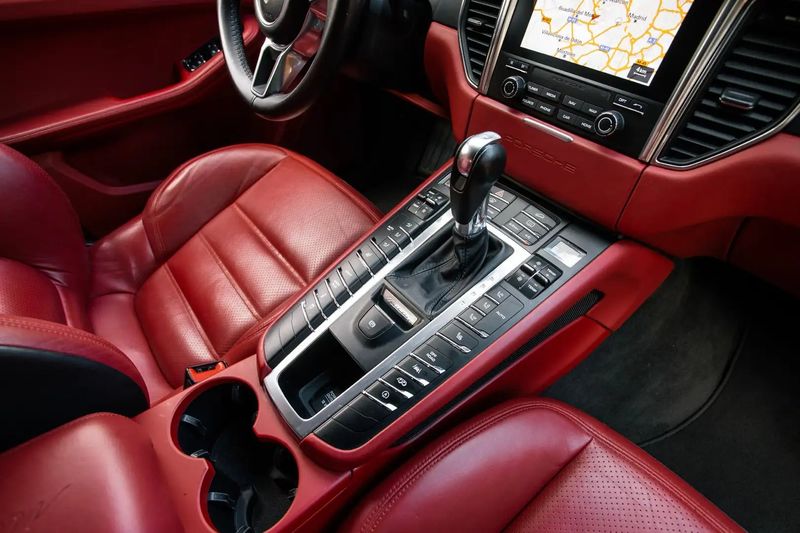 Porsche Macan • 2016 • 93,000 km 6