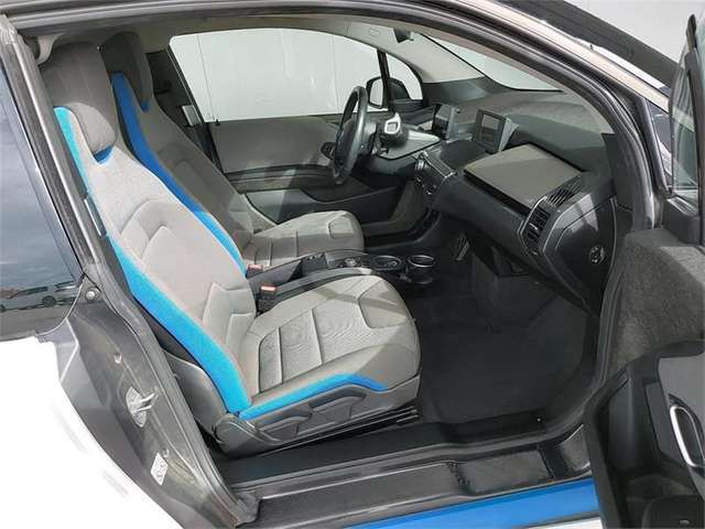 BMW i3 • 2018 • 69,079 km 5