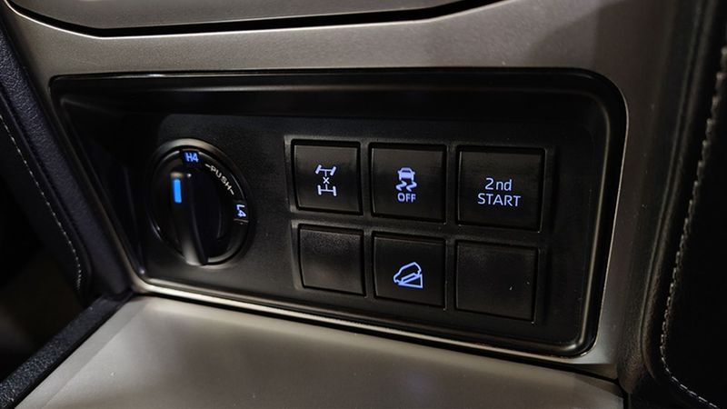 Toyota Land Cruiser • 2020 • 25,997 km 5