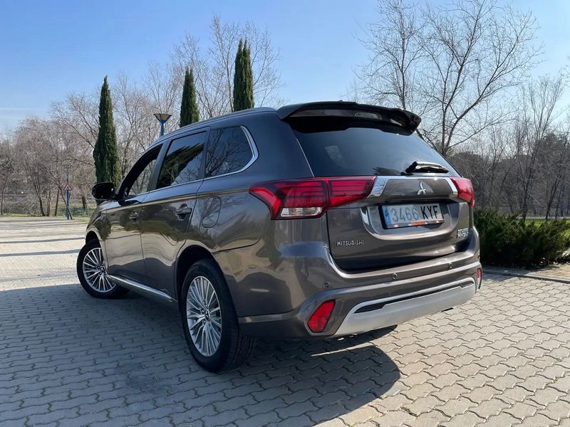 Mitsubishi Outlander • 2019 • 145,000 km 3