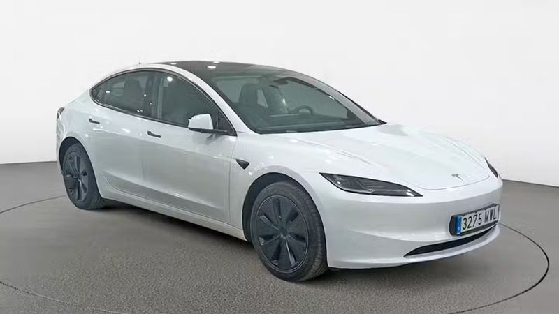 Tesla Model 3 • 2024 • 6,870 km 2