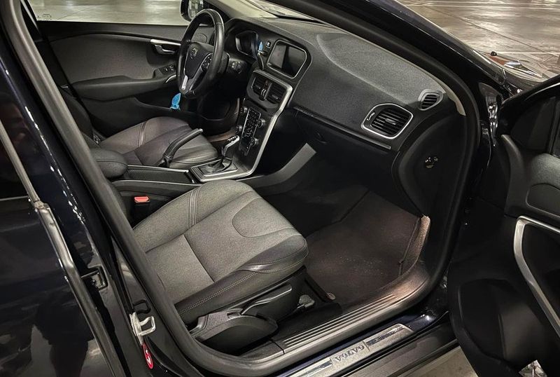 Volvo V40 • 2015 • 151,000 km 2