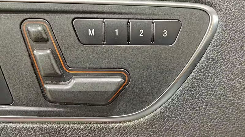 Mercedes-Benz A-Class • 2013 • 68,690 km 12