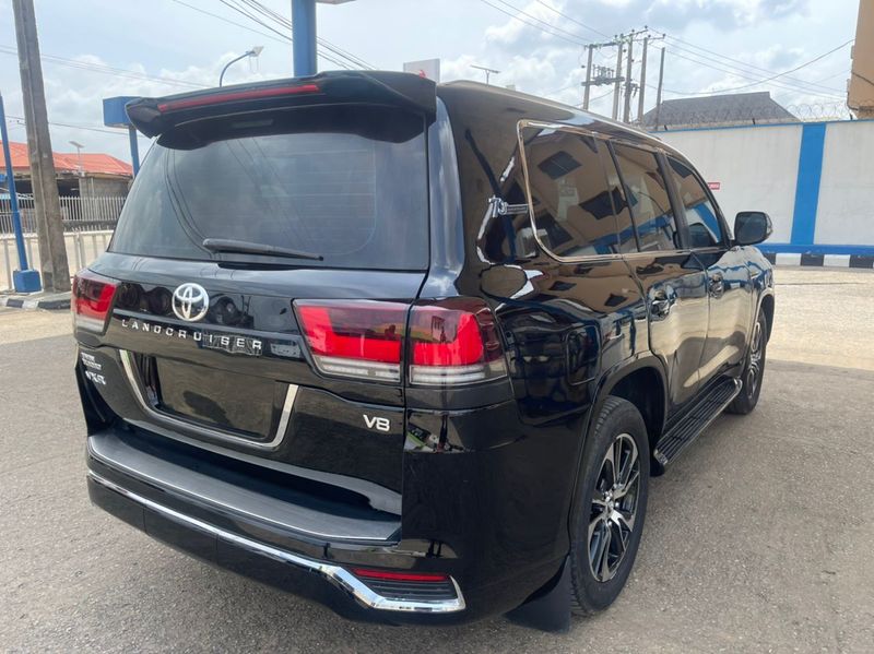 Toyota Land Cruiser • 2020 • 12 km 2