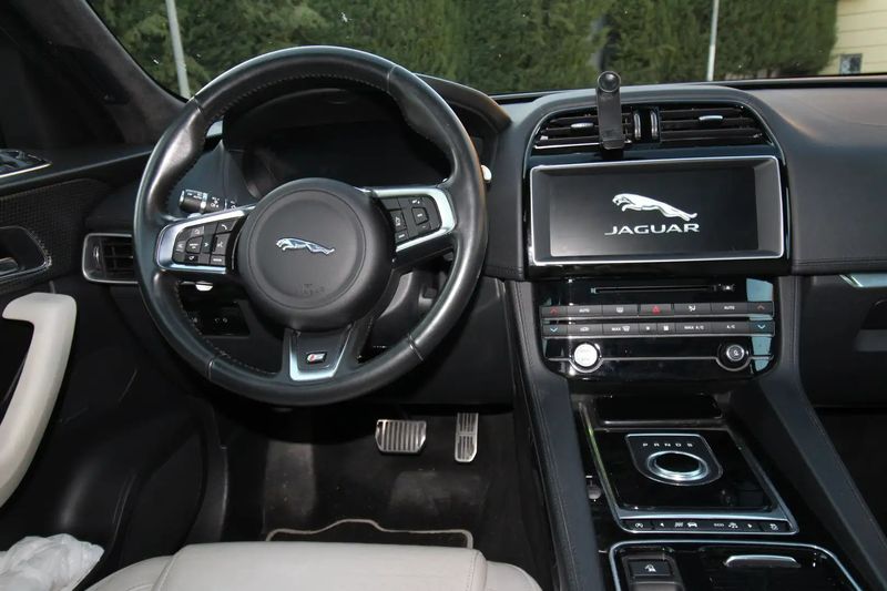 Jaguar F-Pace • 2017 • 99,000 km 16