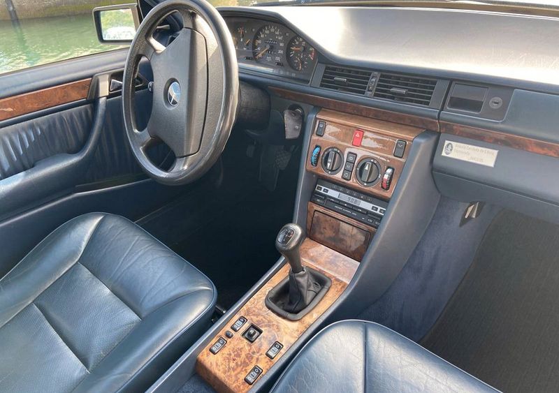 Mercedes-Benz E • 1990 • 170,000 km 2