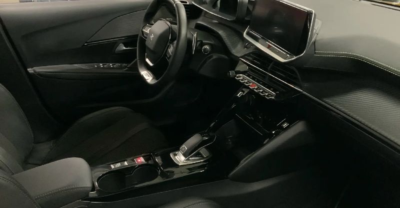 Peugeot 2008 • 2021 • 32,700 km 10