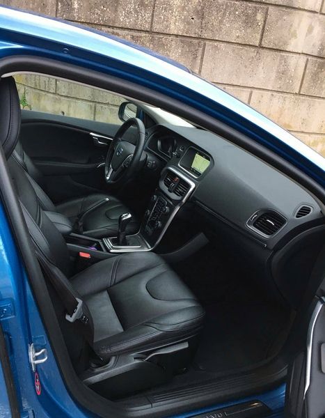 Volvo V40 • 2015 • 120,000 km 3