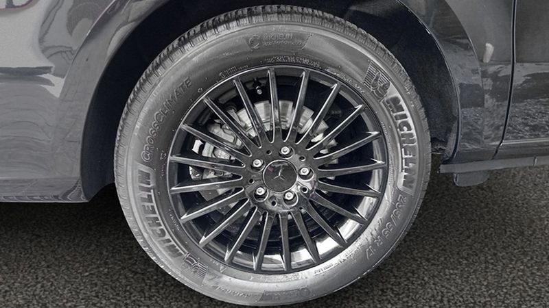 Mercedes-Benz 310 Van • 2019 • 76,300 km 11