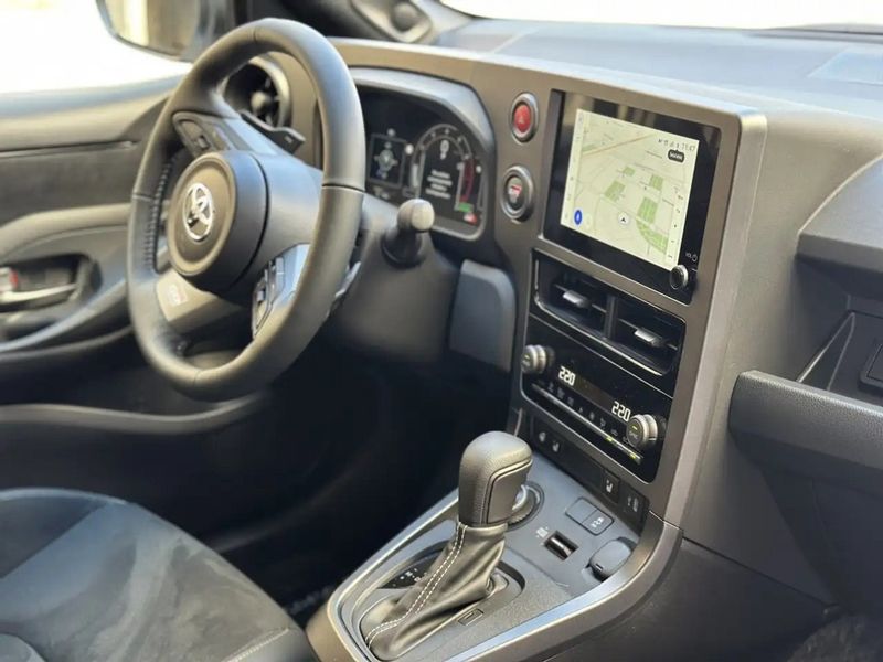 Toyota Yaris • 2024 • 1,960 km 10