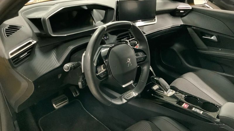 Peugeot 2008 • 2021 • 32,700 km 7