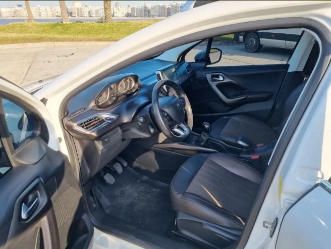 Peugeot 2008 • 2019 • 80,500 km 3