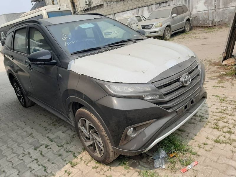 Toyota Prius v • 2019 • 21 km 1