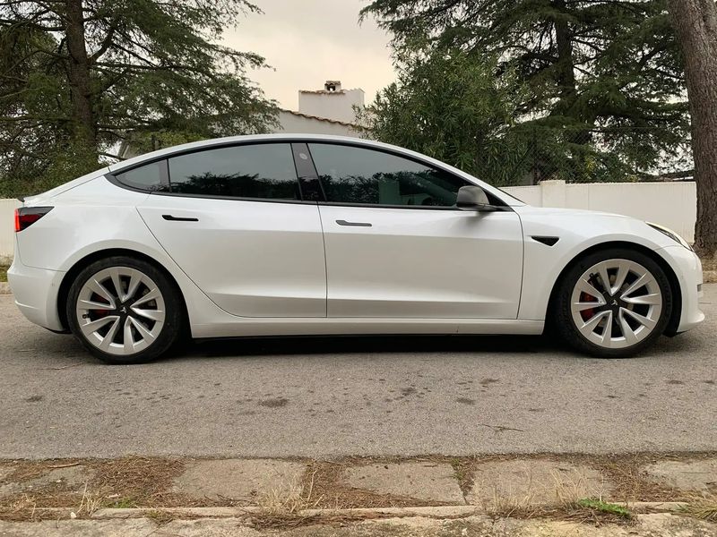Tesla Model 3 • 2021 • 49,245 km 2
