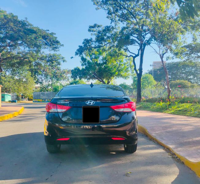 Hyundai Elantra • 2012 • 123,456 km 6