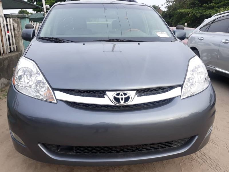 Toyota Sienna • 2006 • 32,345 km 1