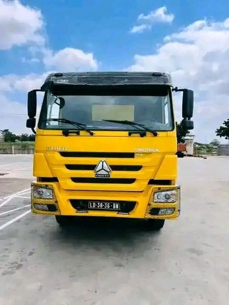 Sinotruk Howo A7 6x4 • 2015 • 5,000 km 1