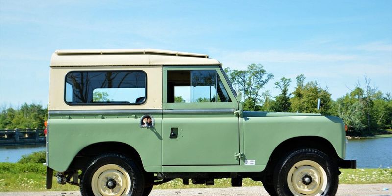 Land Rover Defender • 1980 • 100,000 km 2