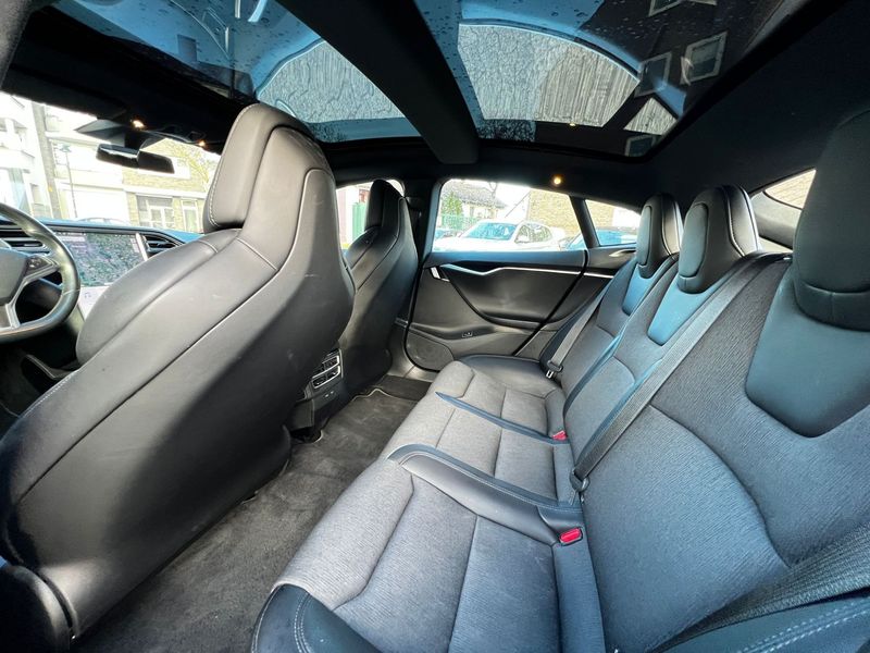 Tesla Model S • 2018 • 90,000 km 9